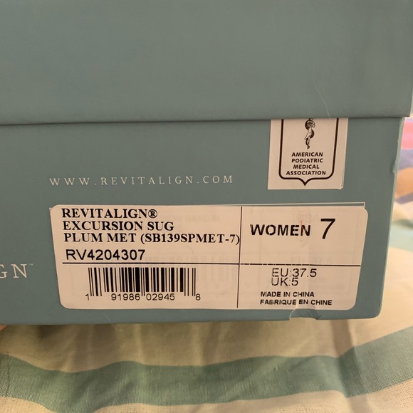 ⭐️ Revitalign women’s 7 purple Excursion sandals NWT - Picture 2 of 9